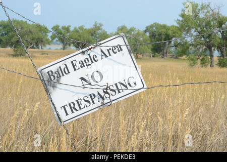 Kein Übertreten anmelden Weißkopfseeadler Nistplatz von Unterbrechungen durch Setzen von Grenzen für Menschen, ihren Abstand in Wildlife Refuge zu schützen. Stockfoto