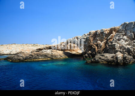 Eine Höhle in den Gewässern vor der Küste von Vathi Insel. Von einem Boot im Sommer gedreht. Stockfoto