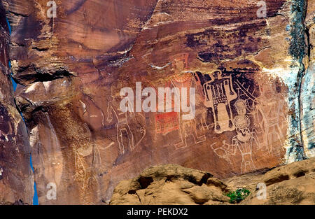 Petroglyphen, Vernal, UT Drei Könige Petroglyphen in Vernal Utah. Lebendige Farben von Rock panel fotografiert im Schatten mit blauem Himmel Stockfoto