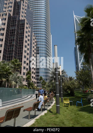 Salesforce Park sitzt oben auf der Salesforce Transit Center in der Innenstadt von San Francisco, Kalifornien, USA Stockfoto