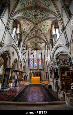 Innenansicht der schönen Boxgrove Priorat - Hl. Maria und Hl. Blasius Kirche mit bemalten Decke, in der Nähe von Chichester in West Sussex, England Stockfoto