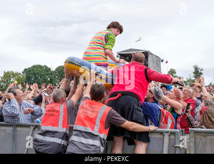 Die Bar Steward Söhne von Val Doonican crowd Surfen an der Cropredy Fairport Convention, England, UK. 11. August 2018 Stockfoto