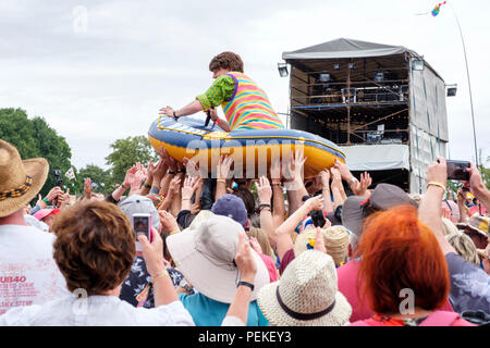 Die Bar Steward Söhne von Val Doonican crowd Surfen an der Cropredy Fairport Convention, England, UK. 11. August 2018 Stockfoto