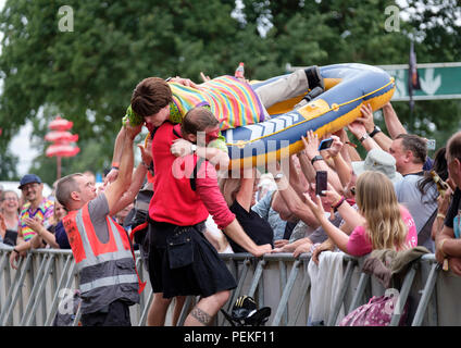 Die Bar Steward Söhne von Val Doonican crowd Surfen an der Cropredy Fairport Convention, England, UK. 11. August 2018 Stockfoto