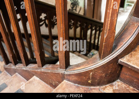 Hintergrund von Kohle, Holz Treppen eines verlassenen Vintage House mit Graffiti an den Wänden und Buntglasfenstern. Keine Menschen. Stockfoto