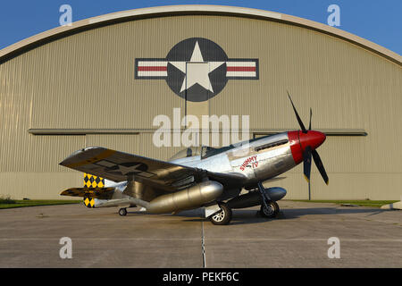 Ein Blick auf die North American P-51D Mustang vor der Restauration Mannschaften an dem Nationalen Museum der US Air Force verschoben das Flugzeug in den Zweiten Weltkrieg Galerie am 12.08.14., 2018. Mehrere WWII ära Flugzeuge waren vorübergehend im Museum der ausreichend Platz für die Memphis Belle Ausstellung Eröffnung Veranstaltungen zur Verfügung gestellt. (U.S. Air Force Foto von Ken LaRock) Stockfoto