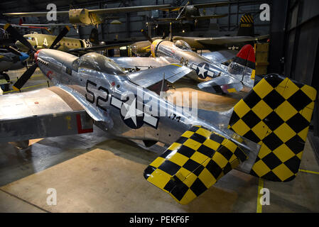 Blick auf die North American P-51D Mustang und der Republic P-47 D (Bubble Canopy Version) im zweiten Weltkrieg Galerie am nationalen Museum der US Air Force. (U.S. Air Force Foto von Ken LaRock) Stockfoto