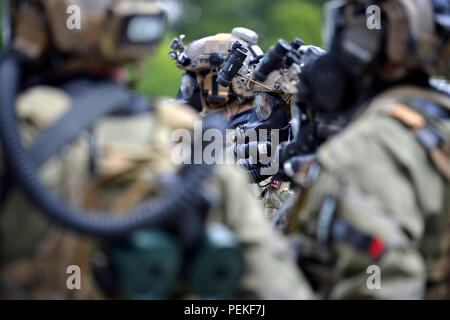 U.S. Army Special Operations Forces Soldaten beteiligen sich in einer chemischen, biologischen, radiologischen, nuklearen (CBRN) Training in der Nähe von Stuttgart, Deutschland, 18. Juli 2018. Das CBRN-Schulung bereitet Reaktion Koordination während der Verteidigung. (U.S. Armee Foto von visuellen Informationen Spezialist Jason Johnston). Stockfoto