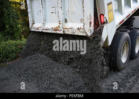 Flieger von der 23d Bauingenieur Squadron (CES) dump Schotter, auf einer Straße in der "Ein Tag im Leben" Programm, Aug 7, 2018, bei Moody Air Force Base, Ga. Das Programm Herausforderungen teilnehmenden Bauingenieure hinter den Kulissen mehrere Jobs zum Ausführen ihrer Brüder, Flieger und bessere operative Führungskräfte entwickeln, um besser zu verstehen, zu gehen. Die 'dIrt-Boys' der 23 d CES fix und die Integrität und die Darstellung der Start- und Landebahnen und Fahrbahnen auf Moody. (U.S. Air Force Foto von Airman Taryn Butler) Stockfoto