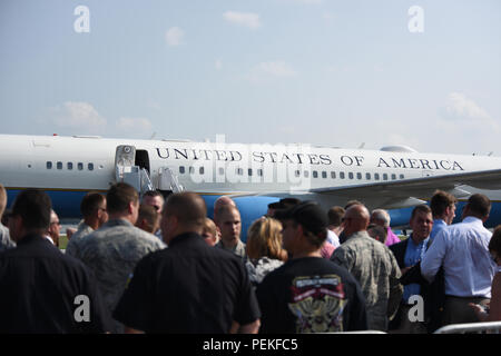 Freunde, Familie und Fans warten, Vice President Mike Pence Aug 14, 2018 Im Toledo Express Airport in Toledo, Ohio begrüßen zu dürfen. Pence wurde in Ohio für ein paar Kampagne Events und nahm tome Anwohner zu begrüßen. (U.S. Air National Guard Foto von Flieger 1. Klasse hoffe Geiger) Stockfoto