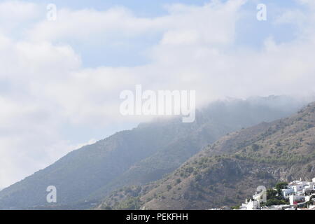 Spanien, Andalusien das Dorf Frigilana von wunderschönen Bergen eingerahmt. Stockfoto