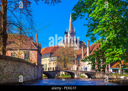 Schöne Brugge Stadt, mit Blick auf die Grachten und das alte Kathedrale, Belgien. Stockfoto
