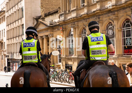 Großbritannien, England, Bristol, Mais Street, berittene Polizei auf Patrouille im Stadtzentrum Stockfoto