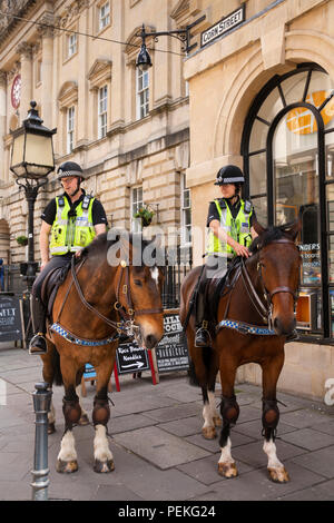 Großbritannien, England, Bristol, Mais Street, berittene Polizei auf Patrouille im Stadtzentrum Stockfoto
