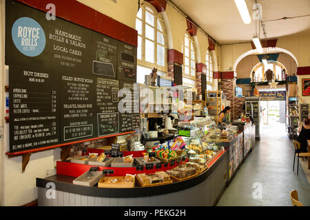 Großbritannien, England, Bristol, Mais Street, St Nicholas Markt, Royce Rolls Cafe und Snackbar in überdachten Markt Stockfoto