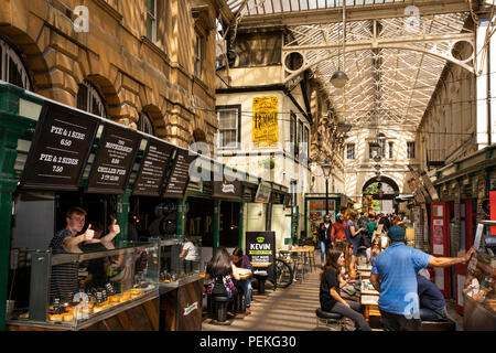 Großbritannien, England, Bristol, St Nicholas Markt, Glas Arcade, Cafés und Restaurants. Stockfoto