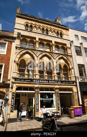 Großbritannien, England, Bristol, Broad Street, Eisenhütten Supply Company Café Bar im neugotischen Bau Stockfoto