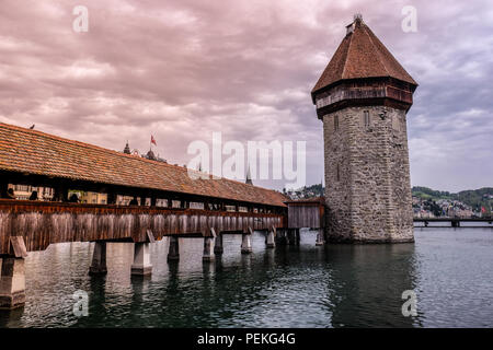 Landschaft Blick auf die Kapellbrücke (Kapelle), in der Stadt Luzern in der Schweiz, mit Bergen im Hintergrund Stockfoto