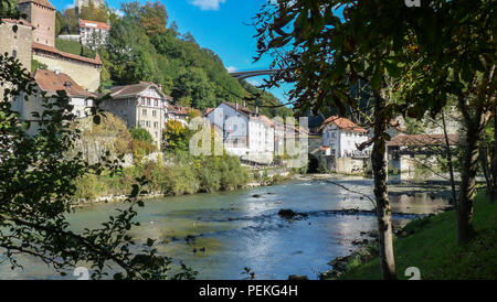 Landschaft Blick auf die Altstadt von Fribourg in der Schweiz, mit der Sarine Fluss im Vordergrund und mittelalterliche Verteidigung im Hintergrund Stockfoto