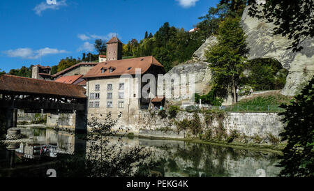 Landschaft Blick auf die Altstadt von Fribourg in der Schweiz, mit der Sarine Fluss im Vordergrund und mittelalterliche Verteidigung im Hintergrund Stockfoto