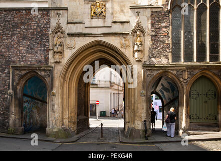 Großbritannien, England, Bristol, Broad Street, North Gate, durch St. Johannes der Täufer Kirche Stockfoto