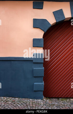 Tor zum alten Haus und Mauer Fragment. Riga Stockfoto