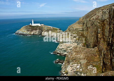 Die ikonischen South Stack Leuchtturm gebaut auf einem felsigen promentary nahe Hollyhead auf der Insel auf Anglesey, in der Nähe der wichtige Schifffahrtswege. Stockfoto