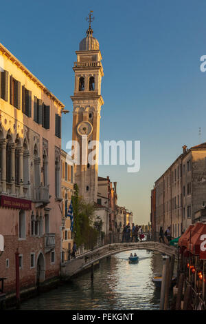 Venedig, Venedig Provinz, Region Venetien, Italien. Der schiefe Kirchturm von San Giorgio dei Greci Kirche auf dem Rio dei Greci. Der Glockenturm stammt aus dem Stockfoto