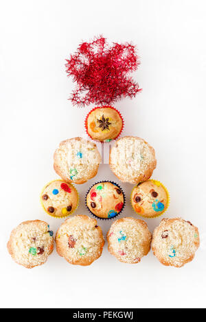 Muffins mit Streusel in Form neues Jahr Baum. Weihnachten Konzept. Weißer Hintergrund. Blick von oben. Stockfoto