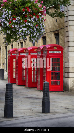 4 rote Telefonzellen London Vereinigtes Königreich Stockfoto