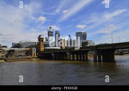 Und Bahnhof Blackfriars Railway Bridge über die Themse in London Uk. Stockfoto