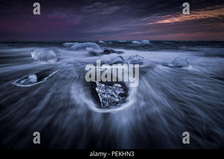 Gletschereis gewaschen an Land am Strand Am Gletschersee Jökulsárlón Black Sand Beach auch als Breidamerkursandur, Island bekannt Stockfoto