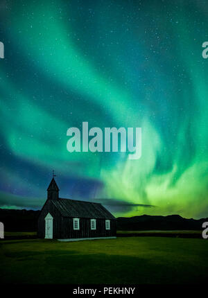 Budir Kirche unter dem Aurora Borealis und Northern Lights auf der Halbinsel Snaefellsnes, Island Stockfoto