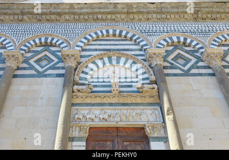 Fassade - Kirche von Sant'Andrea (Pieve di Sant'Andrea), ist eine Kirche aus dem 8. Jahrhundert in Pistoia, Toskana, Italien Stockfoto