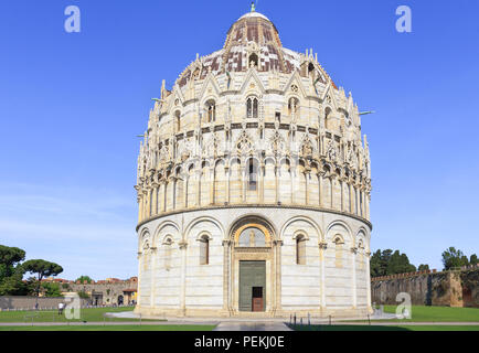 Pisa, Campo dei Miracoli - Baptisterium von St. John, Beispiel für den Übergang von der Romanik zur Gotik Stockfoto