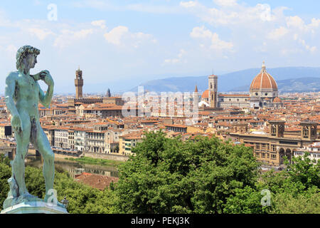 Panoramablick über Florenz in der Toskana - die Stadt von Michelangelo Buonarotti. Bronze Skulptur des David in Florenz, auf piazzala Michelangelo Stockfoto