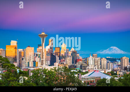 Seattle, Washington, USA Downtown Skyline bei Nacht mit Mt. Rainier. Stockfoto