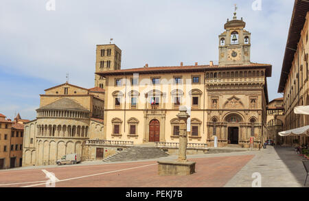 Arezzo in der Toskana, Italien - Piazza Grande, die Kirche Santa Maria della Pieve und über di Seteria Stockfoto