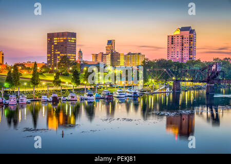 Augusta, Georgia, USA Skyline auf der Savannah River in der Abenddämmerung. Stockfoto