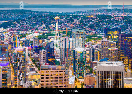 Seattle, Washington, USA Downtown Skyline von oben in der Abenddämmerung. Stockfoto