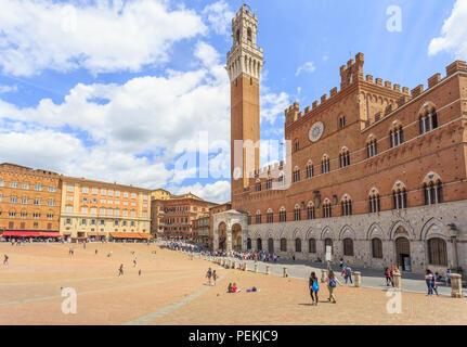 Palazzo Pubblico und Torre del Mangia, Piazza del Campo in Siena, Toskana, Italien Stockfoto