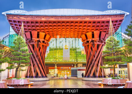 KANAZAWA, JAPAN - 14. Januar 2017: The Tsuzumi Drum Tor von Kanazawa Station in der Nacht. Es ist der große Bahnhof der Stadt. Stockfoto