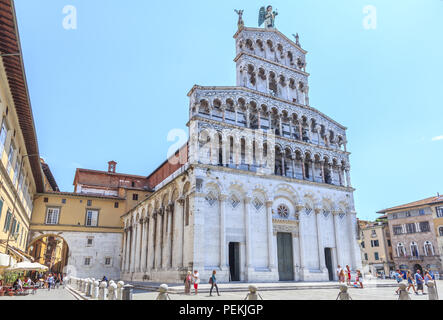 LUCCA, TOSKANA, ITALIEN - Basilika San Michele in Foro, die Römisch-katholische Kirche, über antike römische Forum gebaut Stockfoto