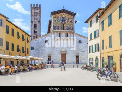 LUCCA, TOSKANA, ITALIEN - Fassade der Basilika San Frediano, mit goldenen Mosaiken aus dem 13. Jahrhundert, die Himmelfahrt Christi mit den Aposteln unter eingerichtet Stockfoto