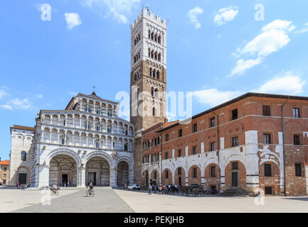 Romanische Fassade und Glockenturm der Kathedrale St. Martin in Lucca, Toskana. Es enthält die meisten kostbaren Reliquie in Lucca, Heiligen Antlitz von Lucca. Volto Santo Stockfoto