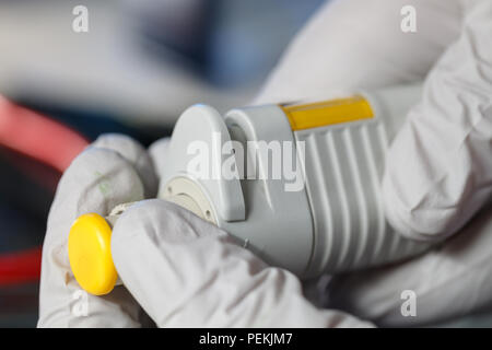Anpassung Mikropipetten im mikrobiologischen Labor Stockfoto