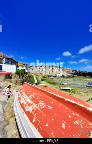 Ruderboot auf trockenem Land in Fowey, Cornwall, England, Großbritannien Stockfoto