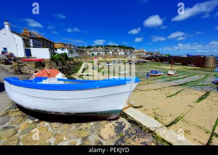 Ruderboot auf trockenem Land in Fowey, Cornwall, England, Großbritannien Stockfoto