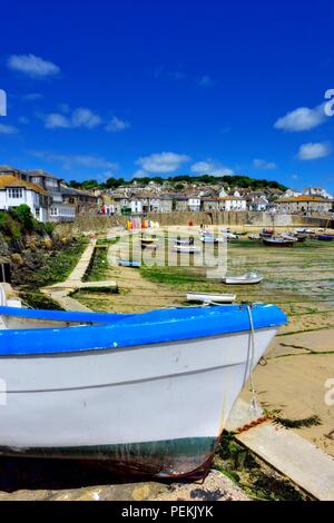 Ruderboot auf trockenem Land in Fowey, Cornwall, England, Großbritannien Stockfoto