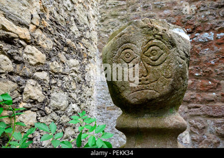 Triple - "Charlton Memorial' auf einem Grab in Allerheiligen Kirche Friedhof konfrontiert, Lose Dorf, Maidstone, Kent, Großbritannien. Stockfoto